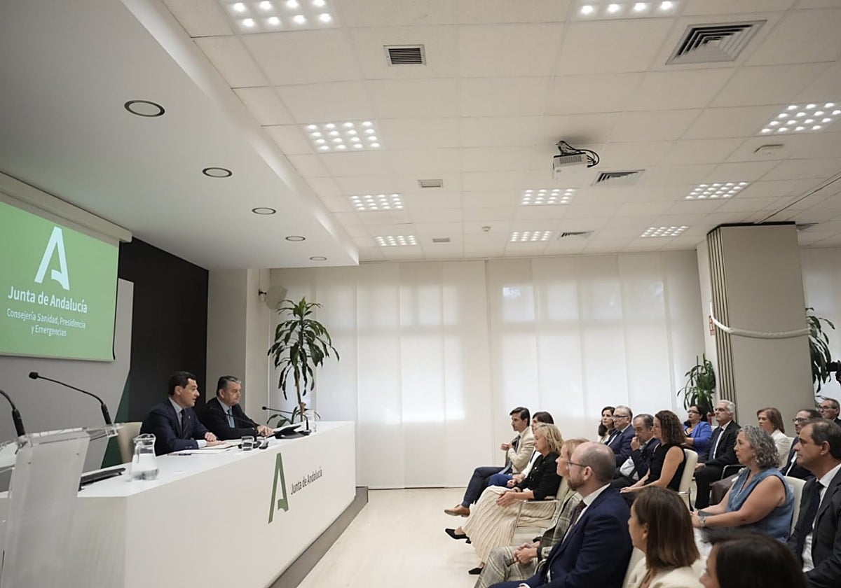 El presidente y el nuevo consejero, este jueves en la Consejería de Sanidad, Presidencia y Emergencias