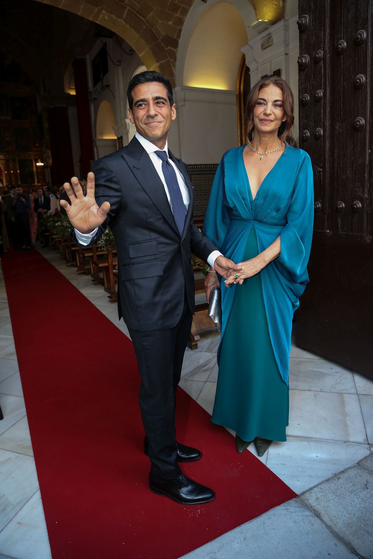 Alberto Herrera junto a su madre, Mariló Montero