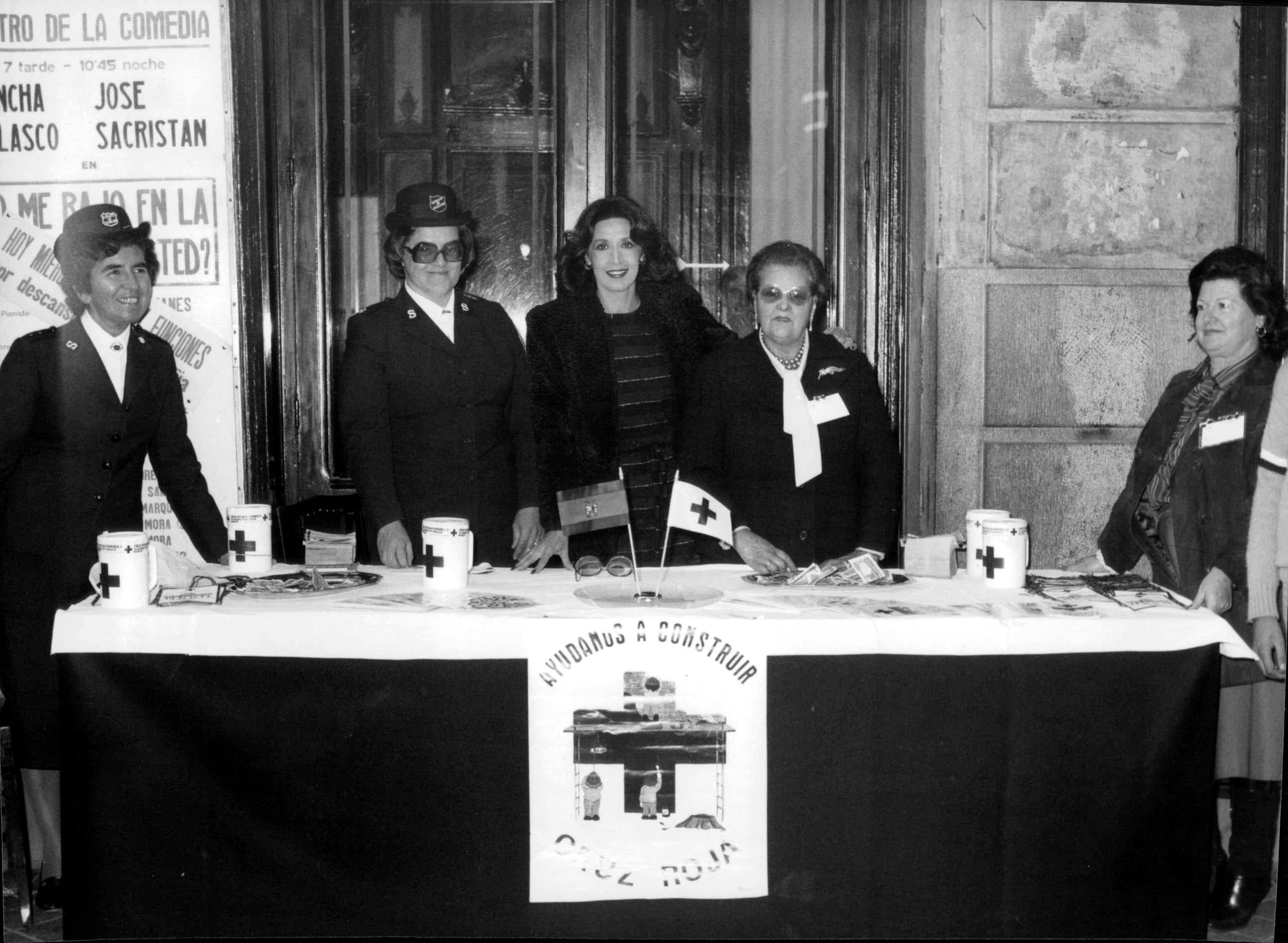 Concha Velasco en la mesa que presidió junto al teatro de La Comedia con motivo de la fiesta de la Banderita, el Día de la Banderita de la Cruz Roja, EN 1992