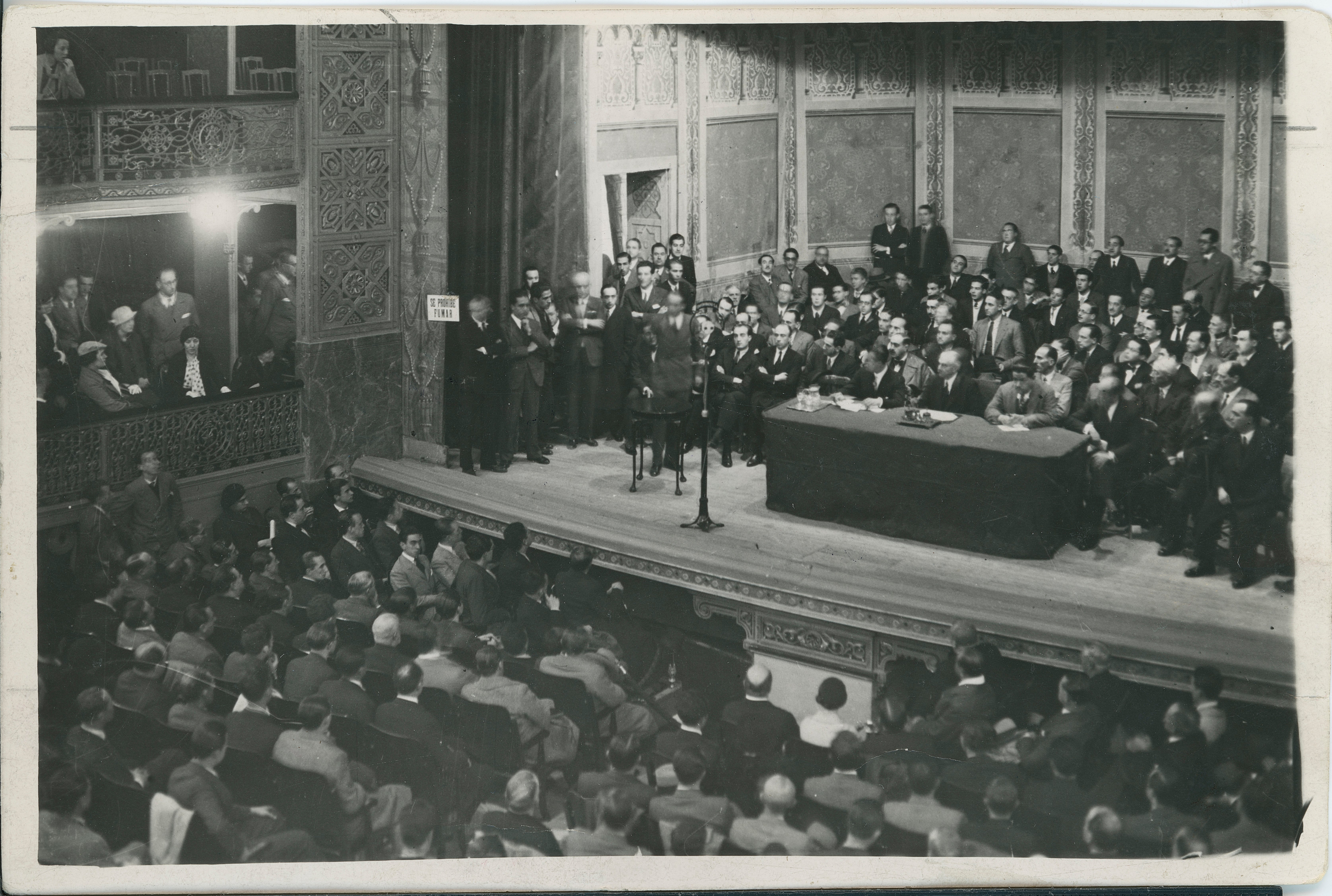 Acto fundacional de la Falange Española, celebrado en el Teatro de la Comedia, en octubre de 1933