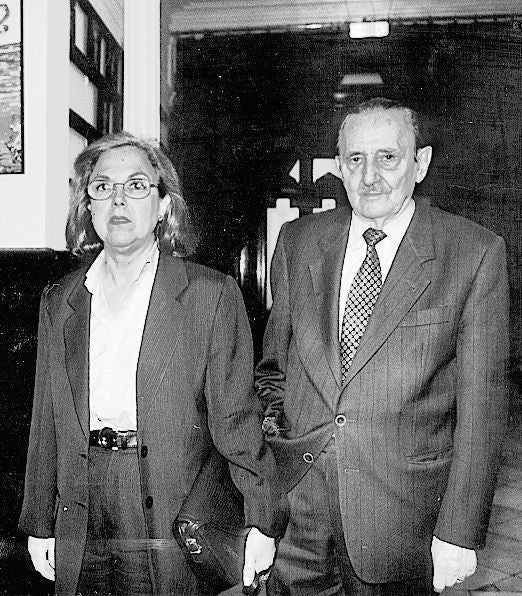 Antonio Buero Vallejo y su esposa Victoria Rodríguez, a su llegada al teatro La Comedia el 3 de abril de 1997, donde se celebrara el acto de conmemoración del Día Internacional del Teatro