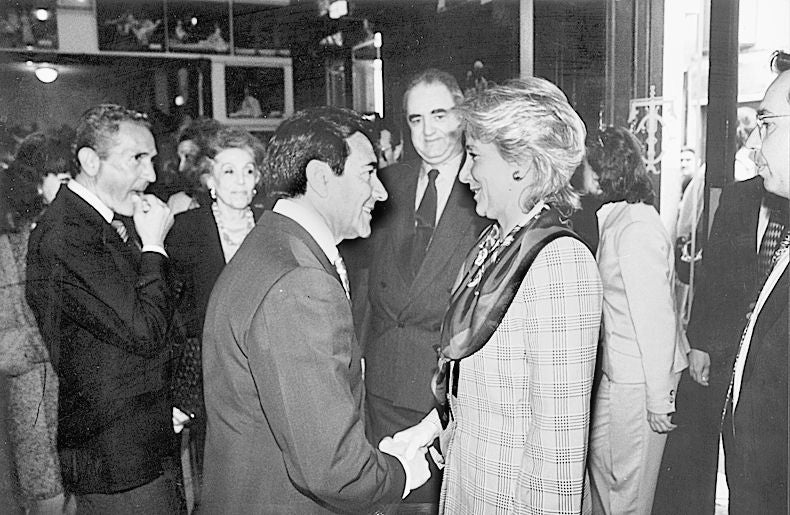 Esperanza Aguirre, a su llegada al teatro de La Comedia el 3 de abril de 1997, donde se celebró el acto de conmemoración del Día Internacional del Teatro