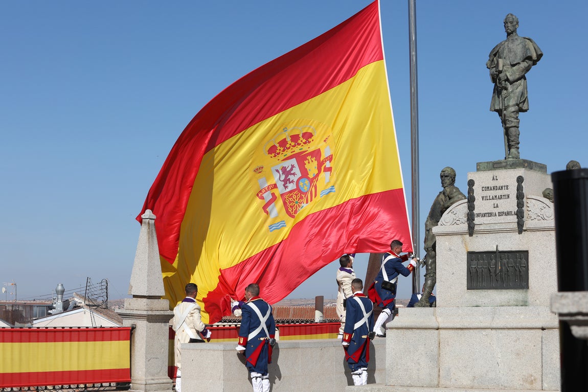 Toledo rinde homenaje a su historia militar con el relevo de la Guardia en el Alcázar