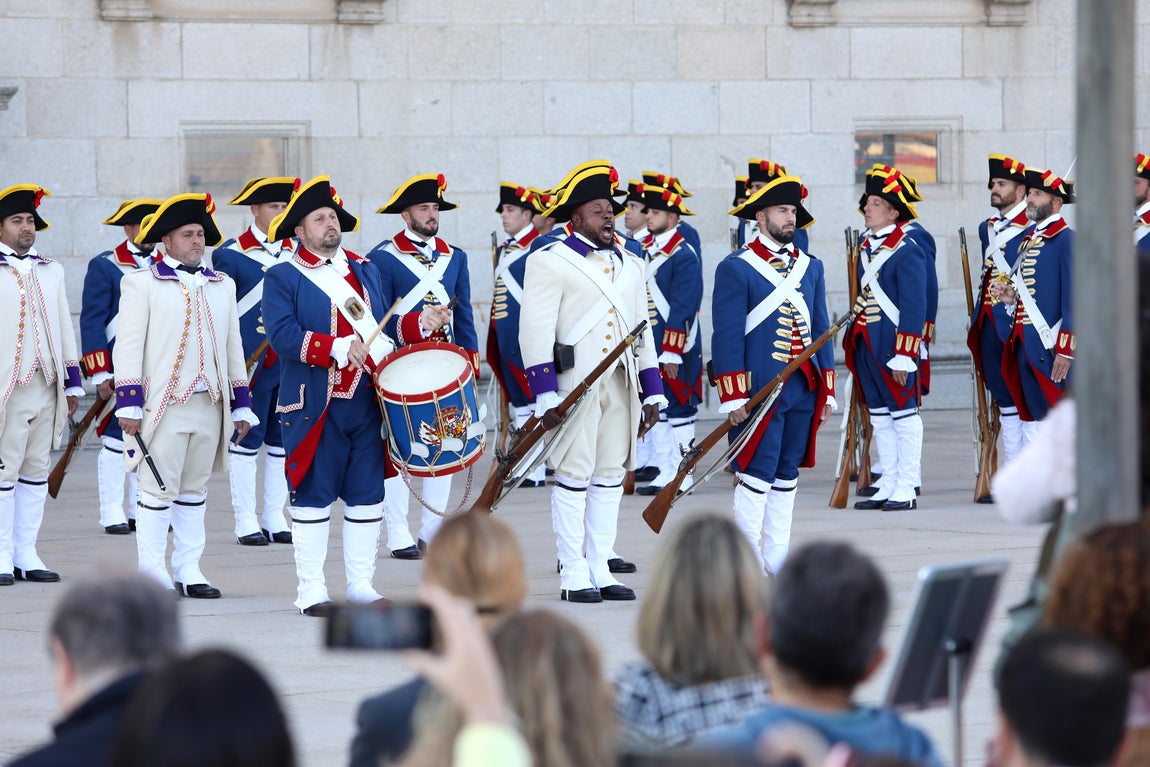 Toledo rinde homenaje a su historia militar con el relevo de la Guardia en el Alcázar