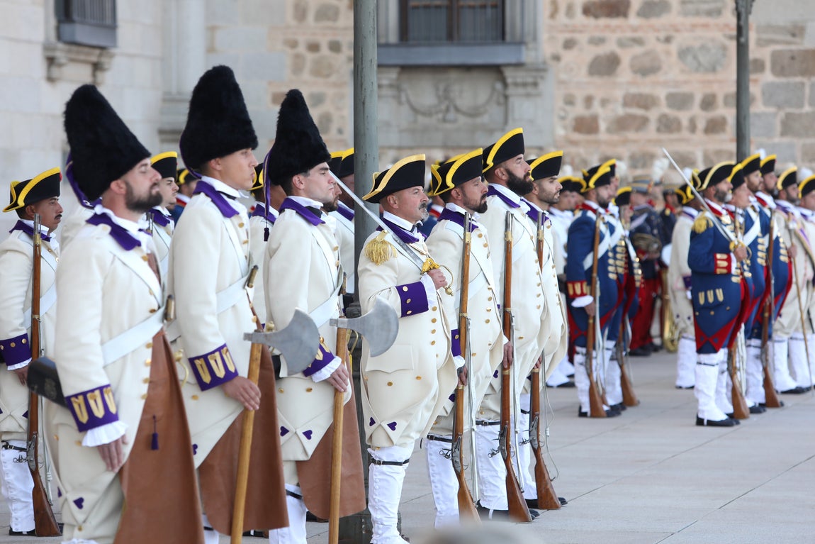 Toledo rinde homenaje a su historia militar con el relevo de la Guardia en el Alcázar