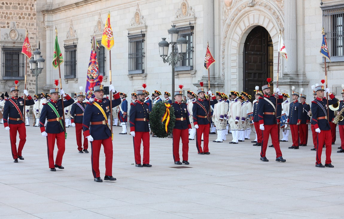 Toledo rinde homenaje a su historia militar con el relevo de la Guardia en el Alcázar