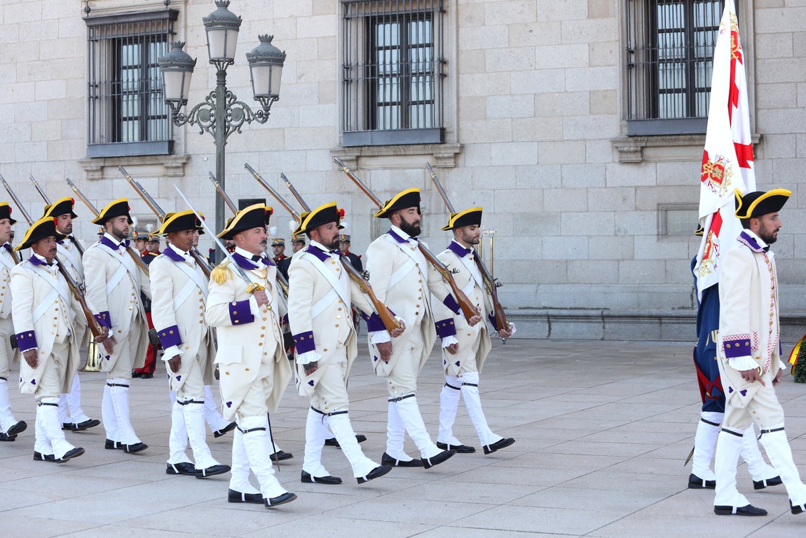Toledo rinde homenaje a su historia militar con el relevo de la Guardia en el Alcázar