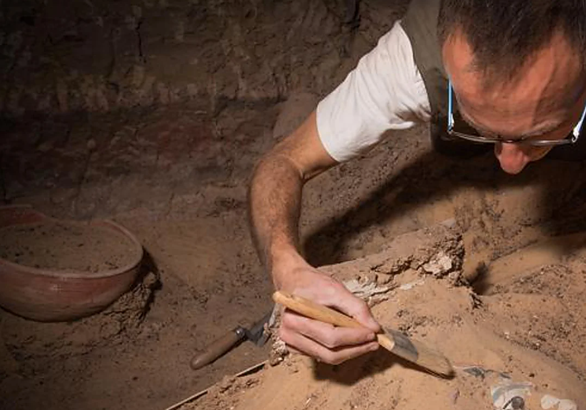 Equipo de una excavación arqueológica  en foto de archivo