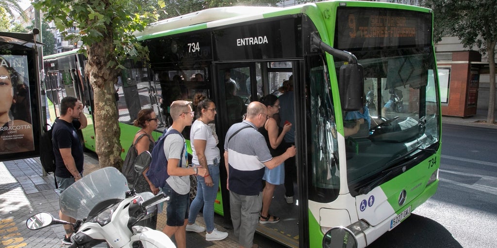 Aucorsa anuncia desvíos en sus líneas este sábado por los recorridos de regreso tras el Vía Crucis Magno de Córdoba