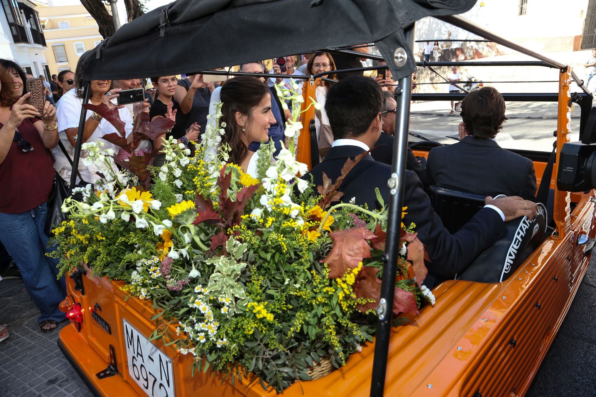Los recién casados abandonan la iglesia en un Méhari