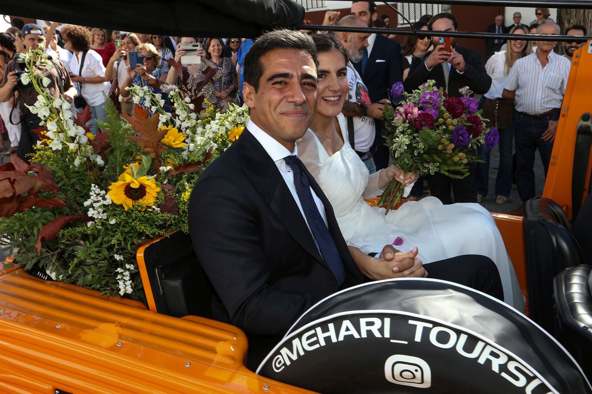Los recién casados abandonan la iglesia en un Méhari