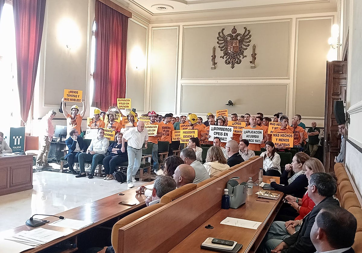 Protesta de los bomberos del Consorcio Provincial de Extinción de Incendios en un pleno de la Diputación
