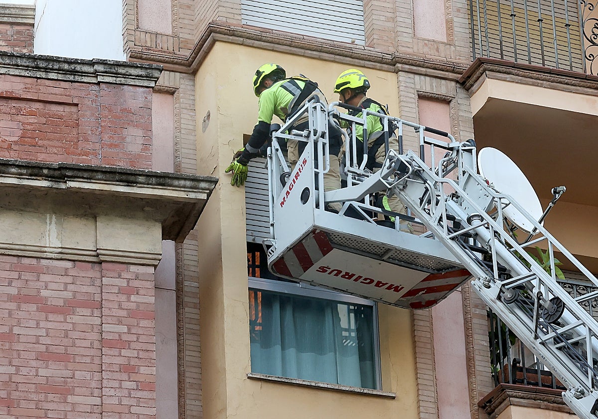 Bomberos actúan en la fachada de un edificio de Córdoba