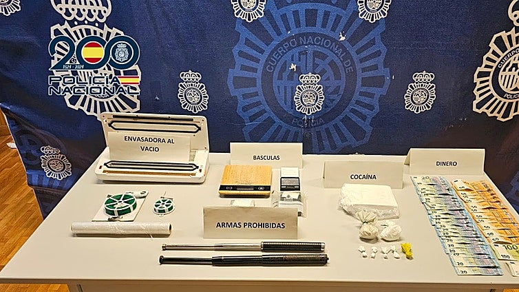 Detenido con su mujer y un amigo por vender drogas al menudeo y a otros camellos en tres viviendas