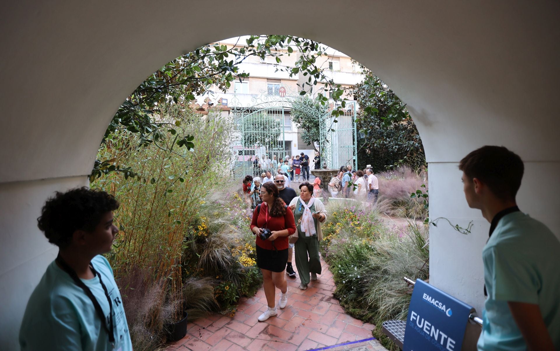 Las multitudinarias visitas a los patios de Flora en Córdoba, en imágenes
