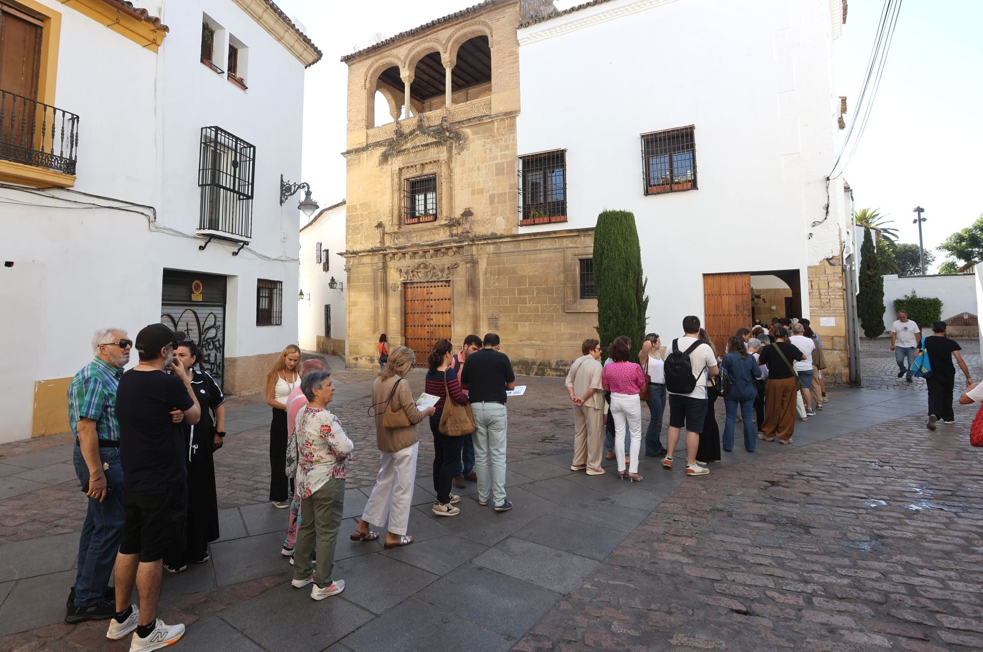 Las multitudinarias visitas a los patios de Flora en Córdoba, en imágenes