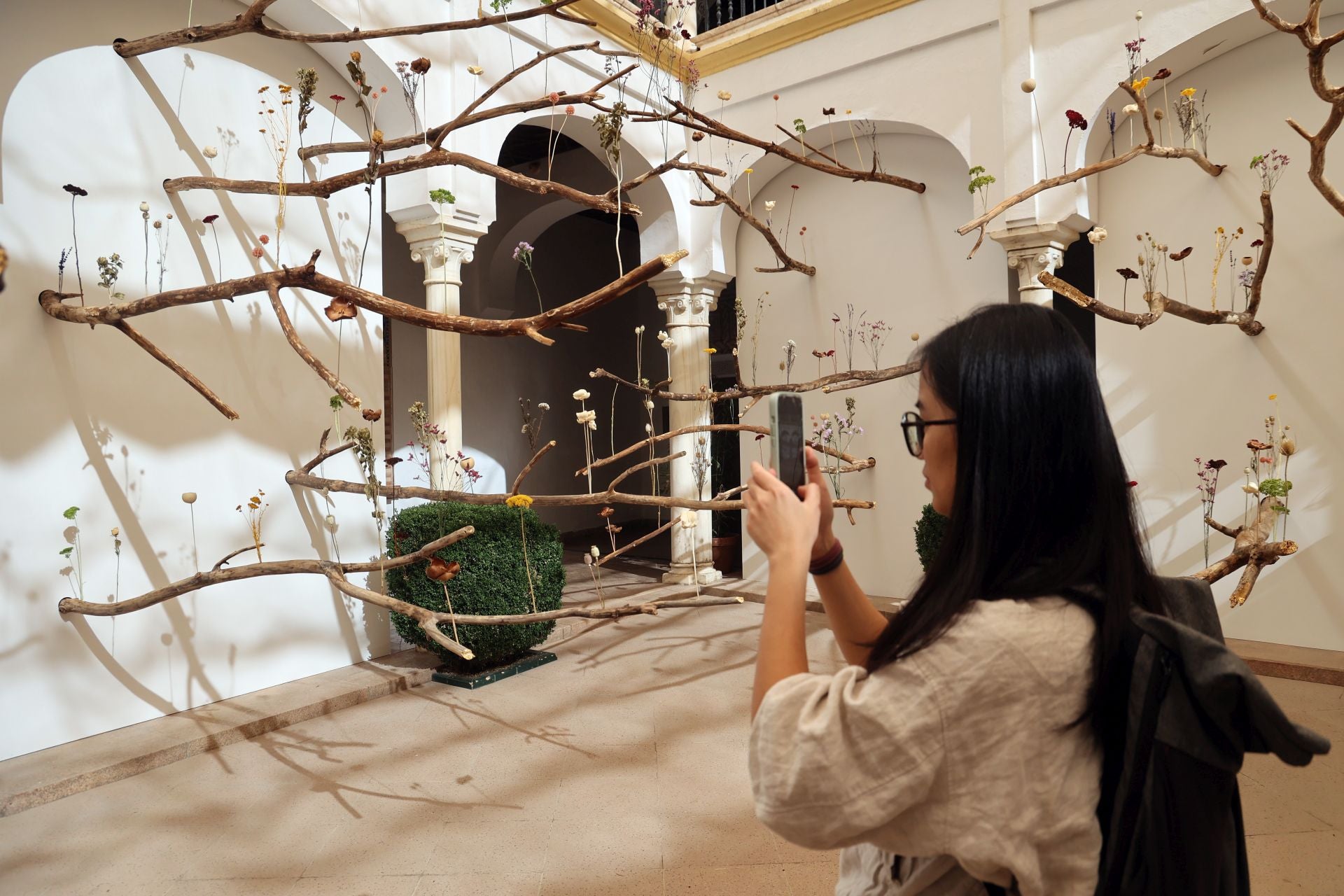 Las multitudinarias visitas a los patios de Flora en Córdoba, en imágenes