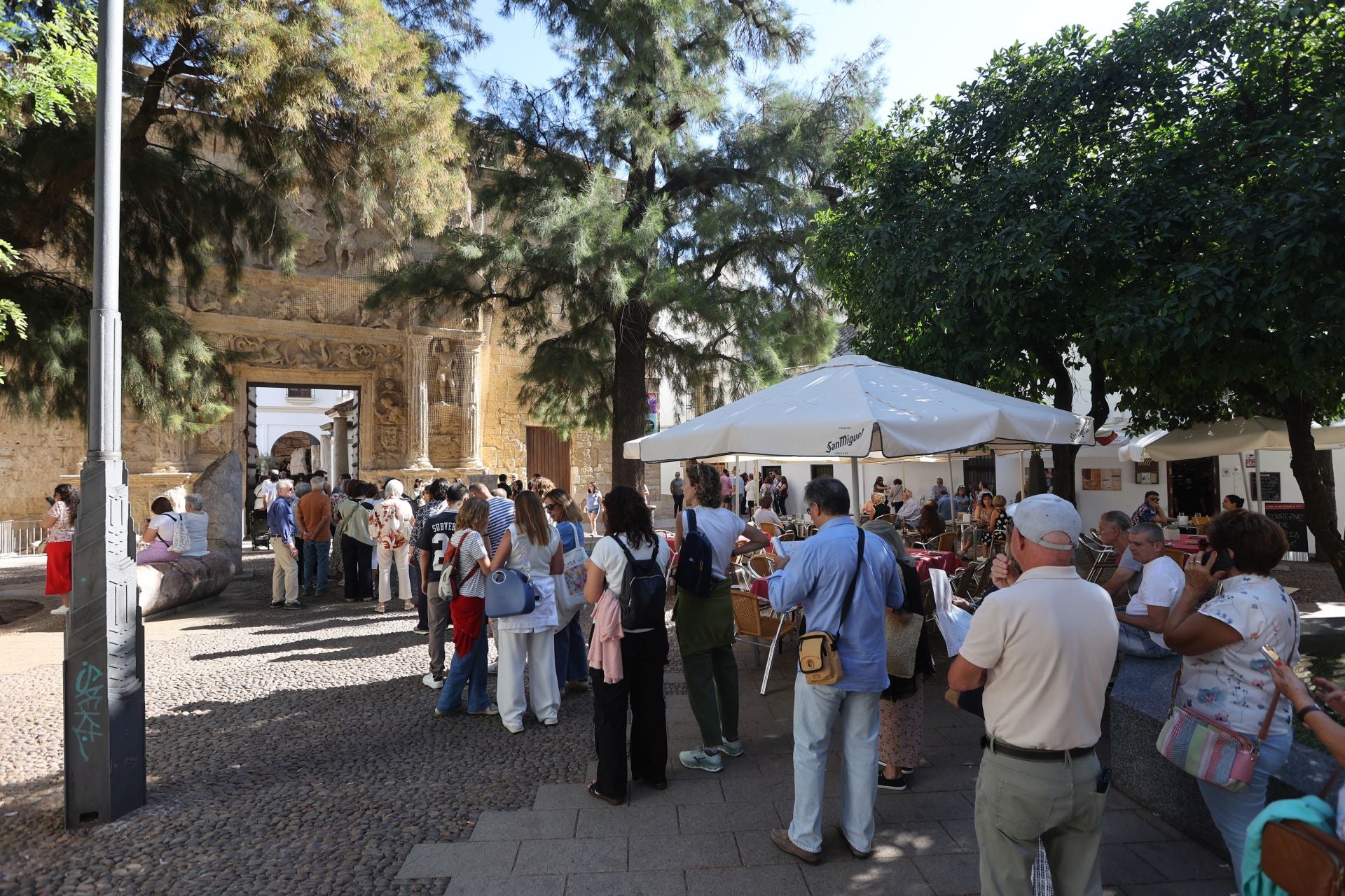 Las multitudinarias visitas a los patios de Flora en Córdoba, en imágenes