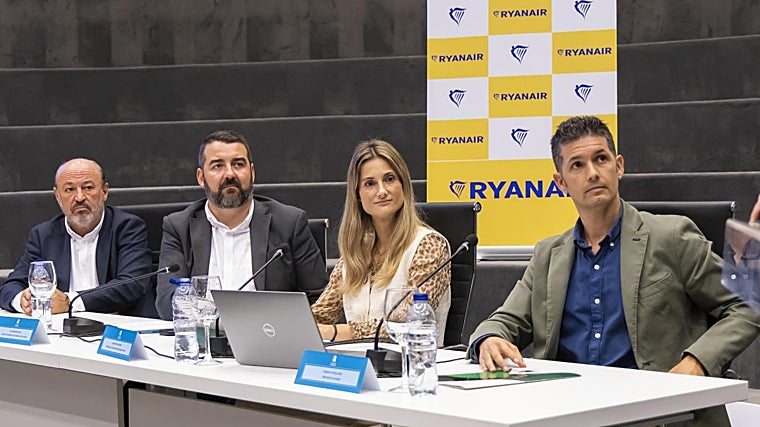 Fede Fuster (derecha), junto a la portavoz de Ryanair en España, Alejandra Ruiz, el director del Patronato Costa Blanca, José Mancebo, y el presidente de los hoteleros alicantinos de APHA, Luis Castillo