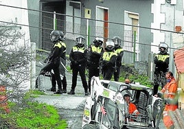 Detenido el hijo de la mujer de 84 años que estaba atada entre gatos muertos y basura en su casa en Bilbao