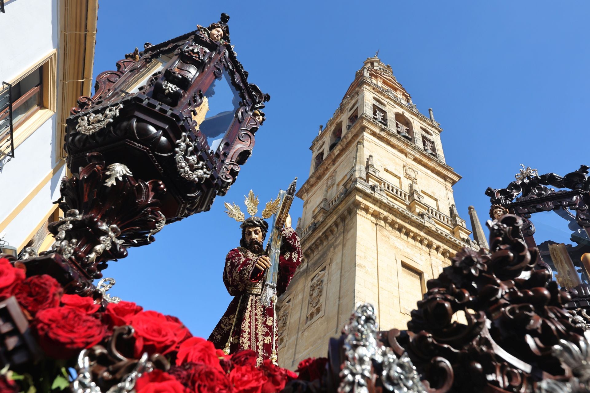 El triunfal regreso de las cofradías tras el Vía Crucis Magno de Córdoba, en imágenes
