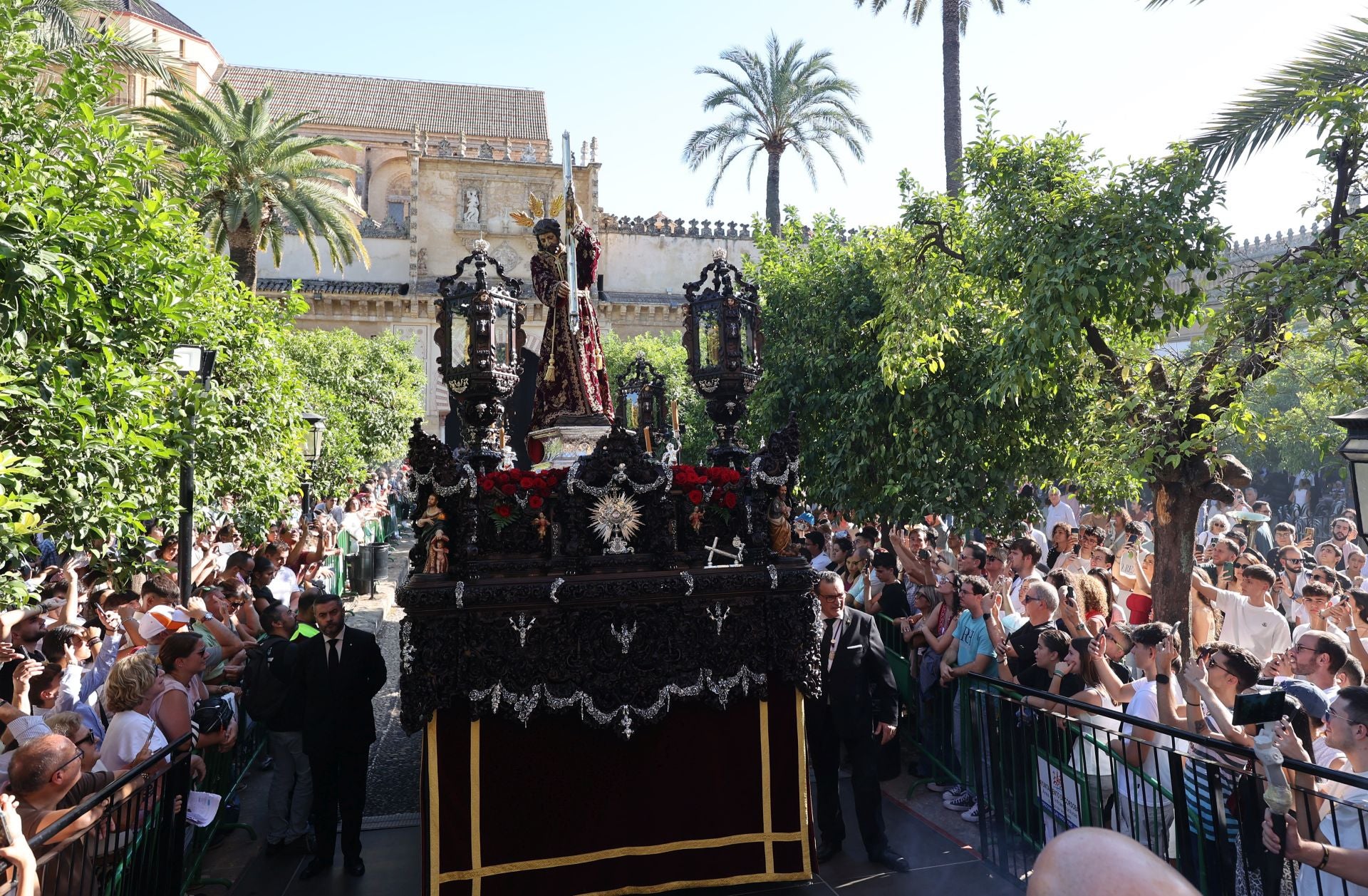 El triunfal regreso de las cofradías tras el Vía Crucis Magno de Córdoba, en imágenes