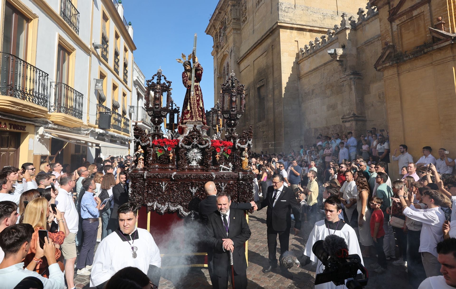El triunfal regreso de las cofradías tras el Vía Crucis Magno de Córdoba, en imágenes