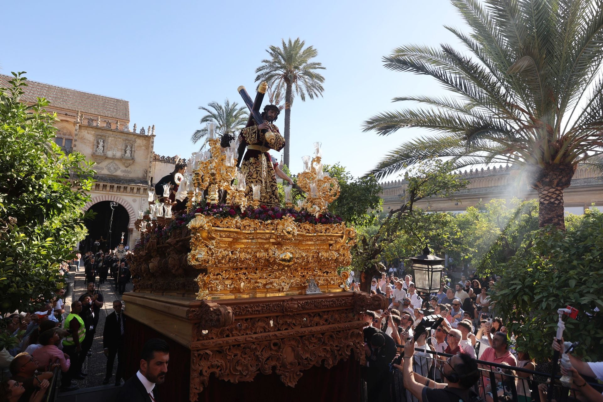 El triunfal regreso de las cofradías tras el Vía Crucis Magno de Córdoba, en imágenes