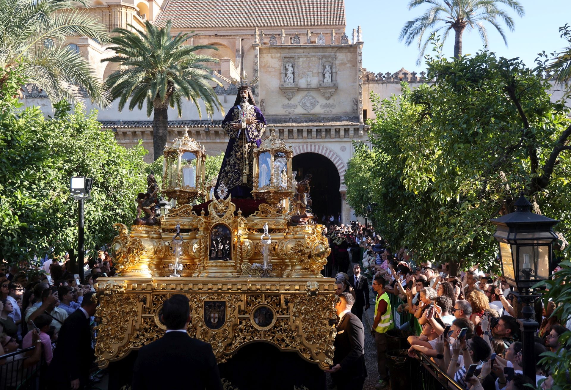 El triunfal regreso de las cofradías tras el Vía Crucis Magno de Córdoba, en imágenes