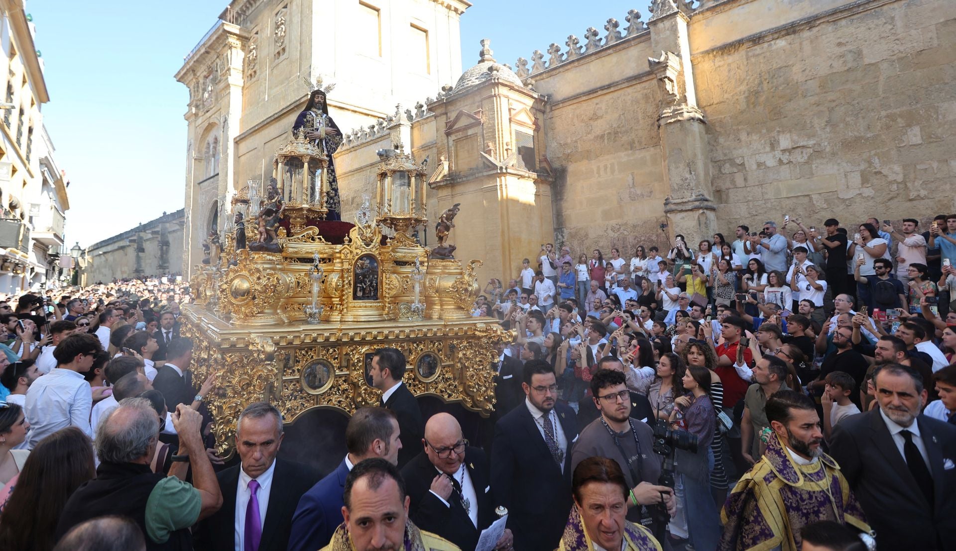 El triunfal regreso de las cofradías tras el Vía Crucis Magno de Córdoba, en imágenes