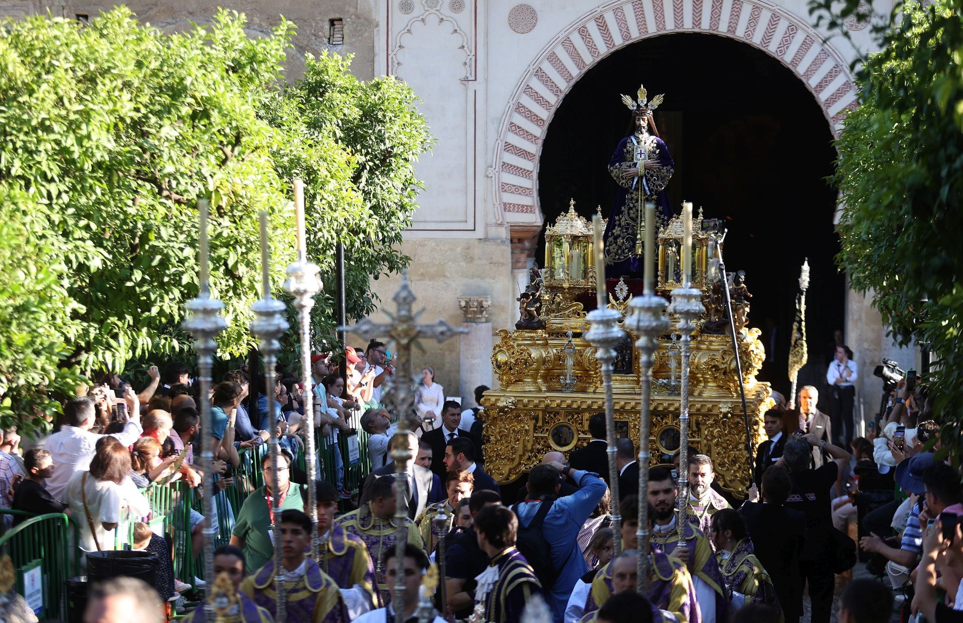 El triunfal regreso de las cofradías tras el Vía Crucis Magno de Córdoba, en imágenes