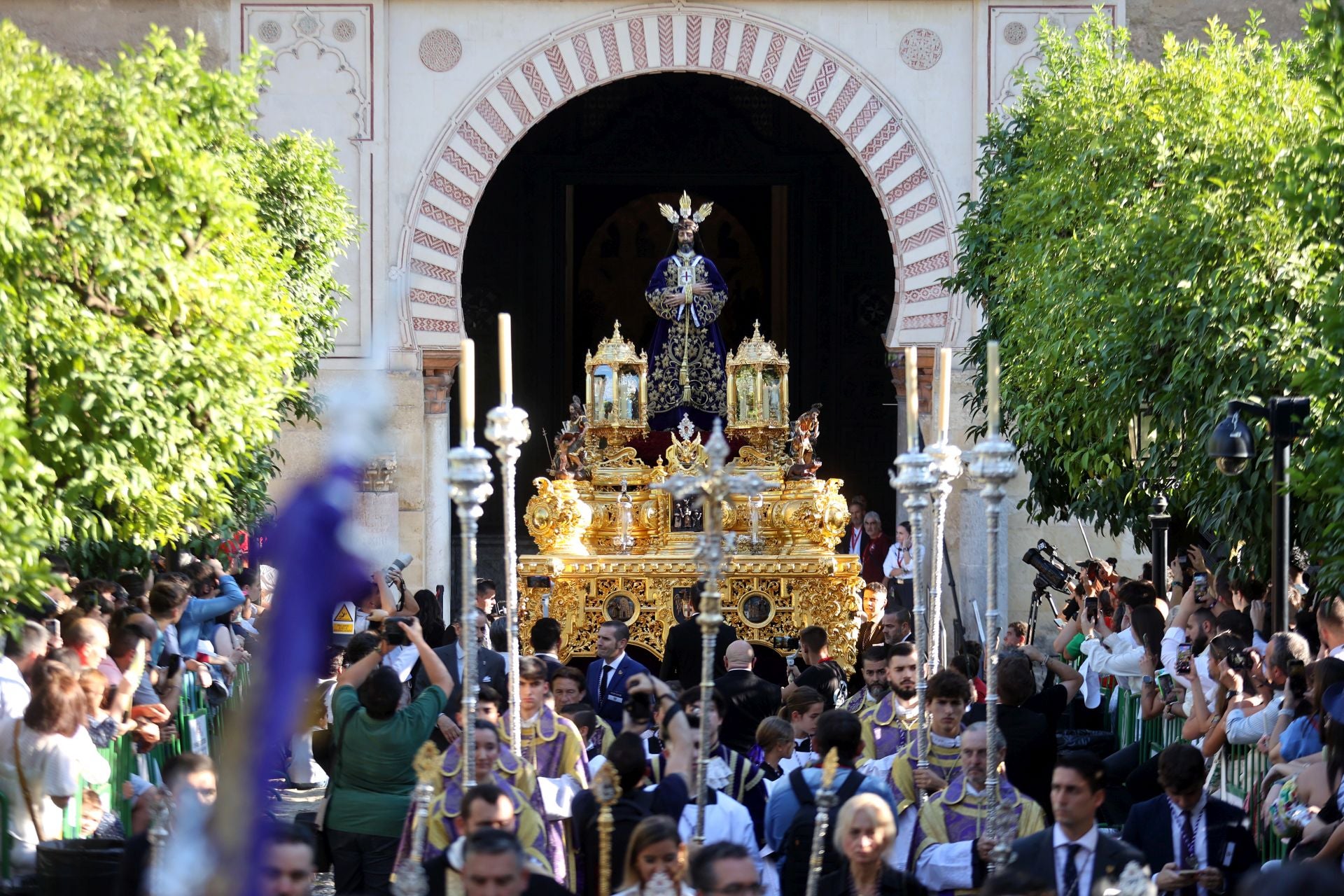 El triunfal regreso de las cofradías tras el Vía Crucis Magno de Córdoba, en imágenes