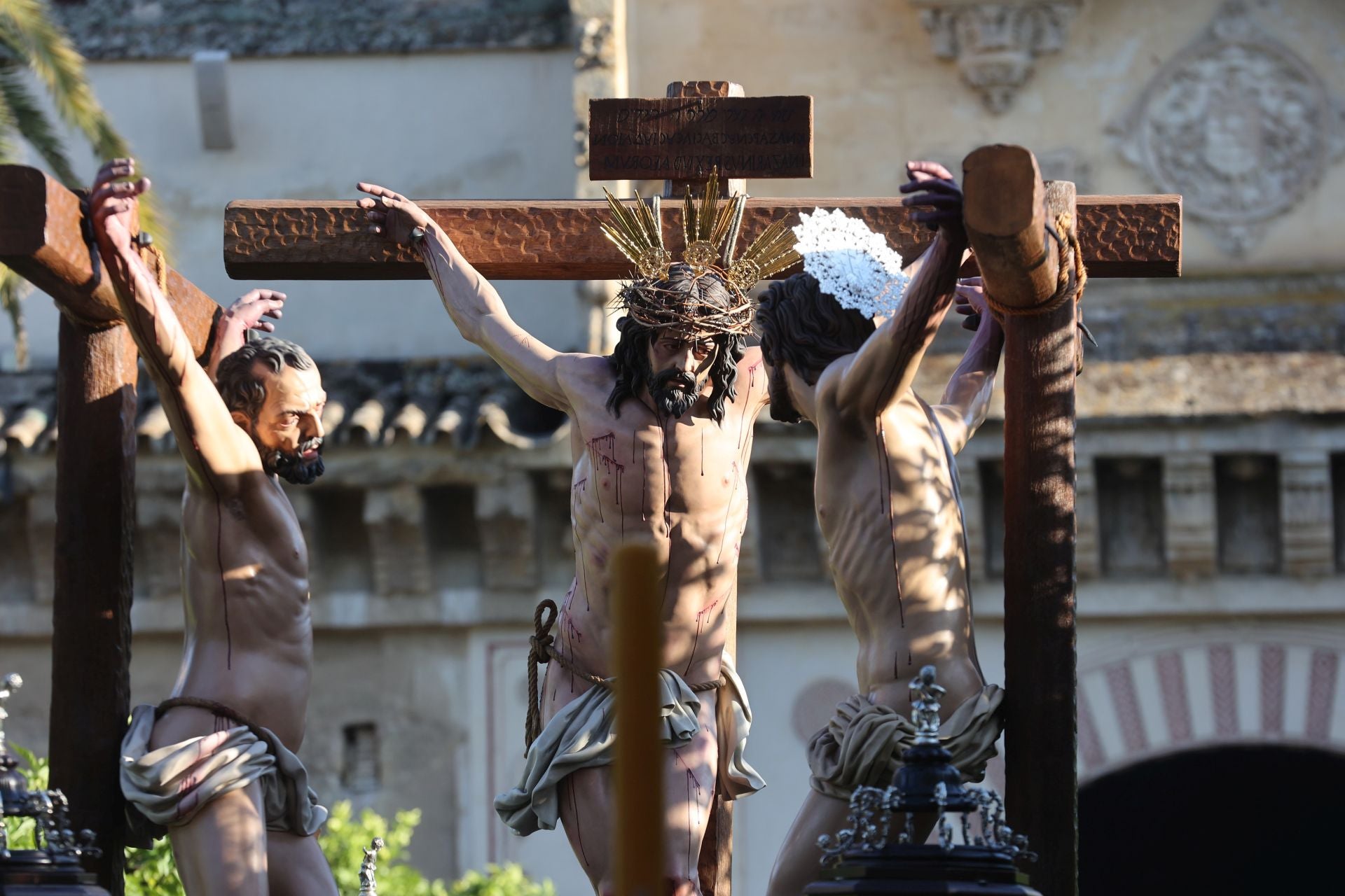 El triunfal regreso de las cofradías tras el Vía Crucis Magno de Córdoba, en imágenes