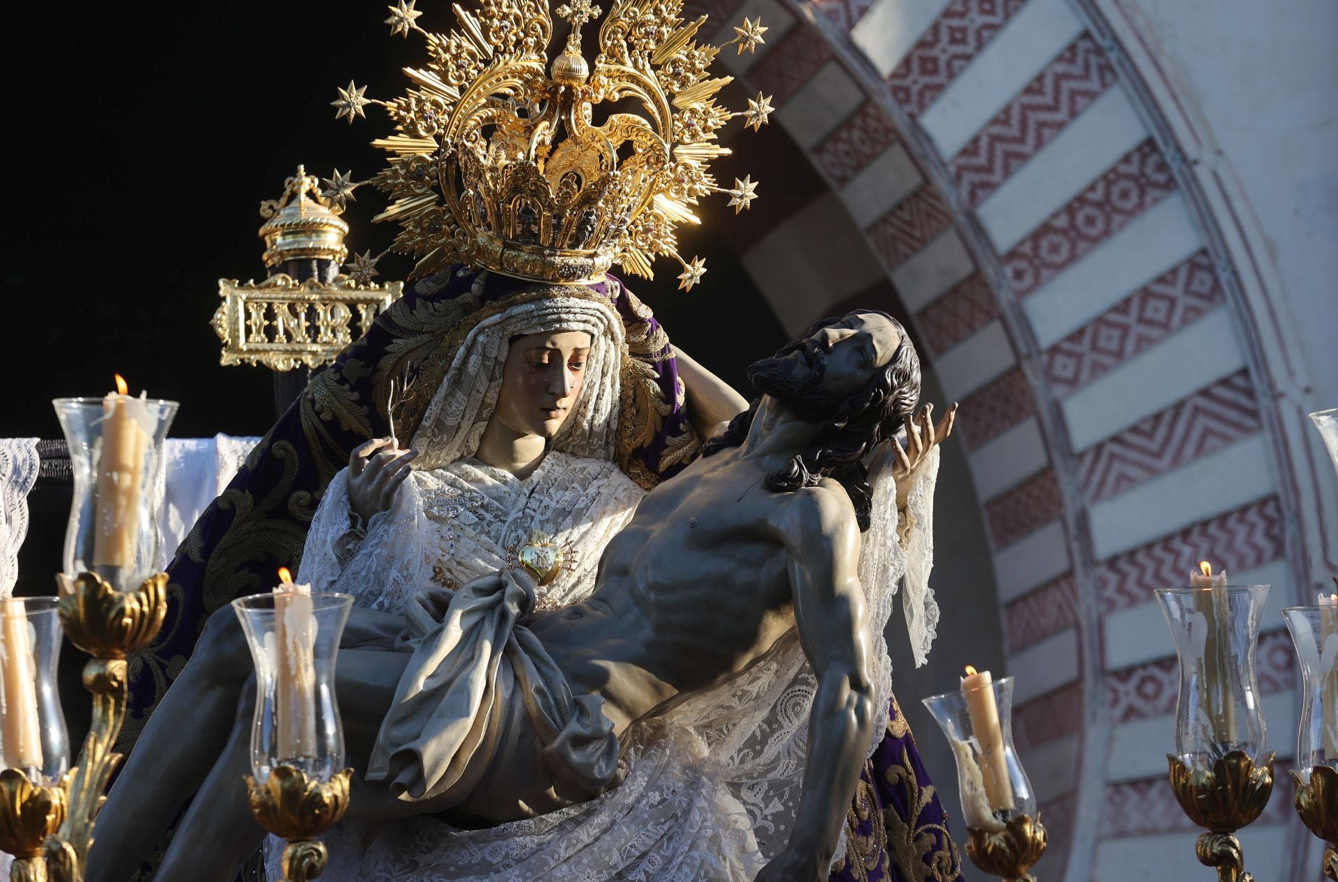 El triunfal regreso de las cofradías tras el Vía Crucis Magno de Córdoba, en imágenes