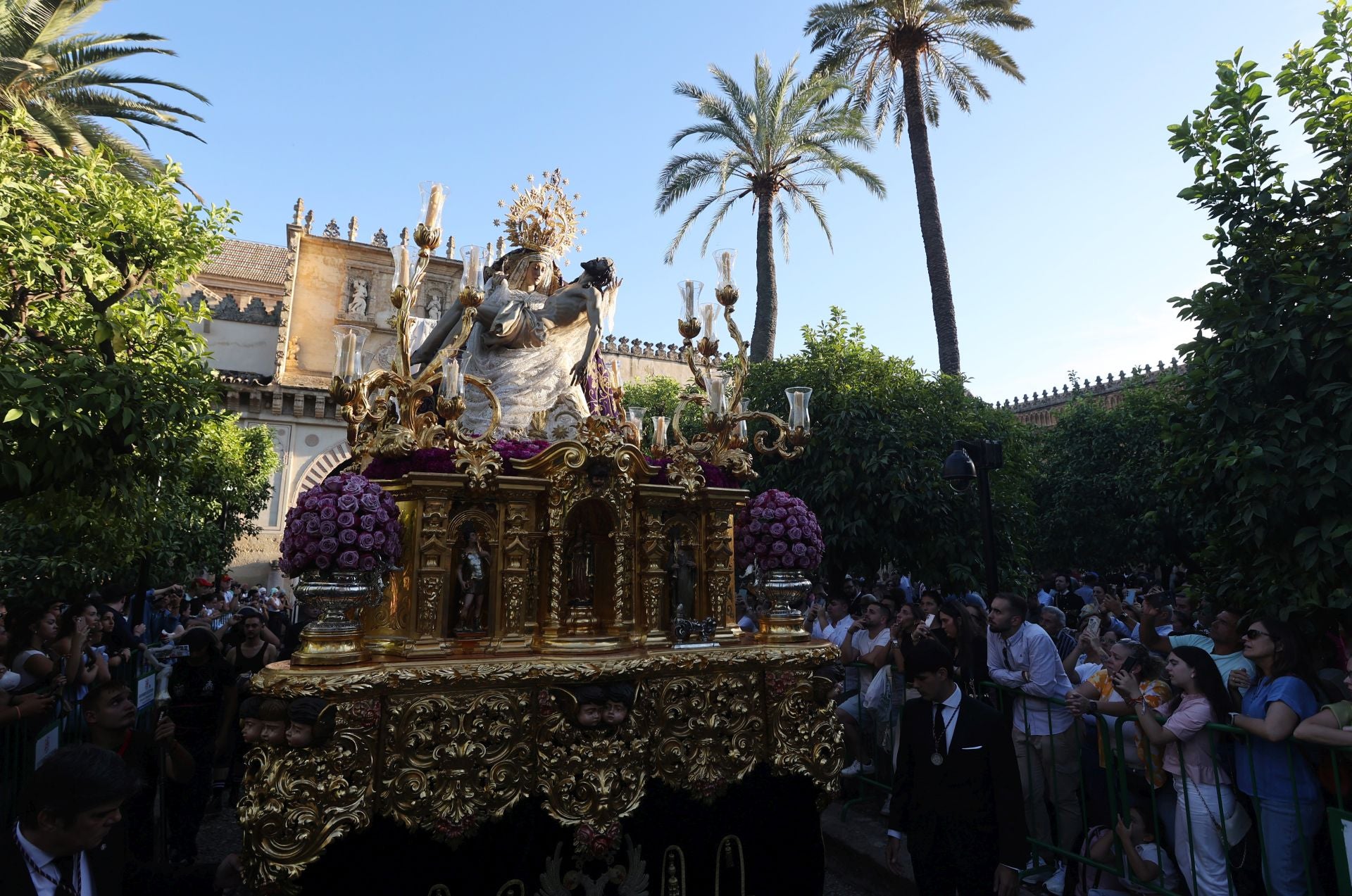 El triunfal regreso de las cofradías tras el Vía Crucis Magno de Córdoba, en imágenes