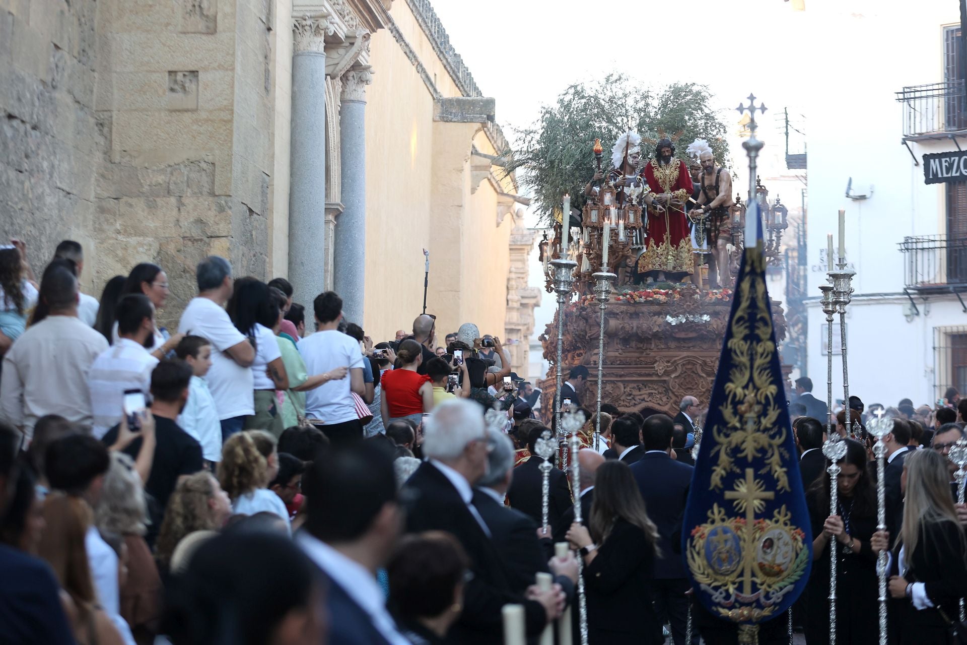 El triunfal regreso de las cofradías tras el Vía Crucis Magno de Córdoba, en imágenes