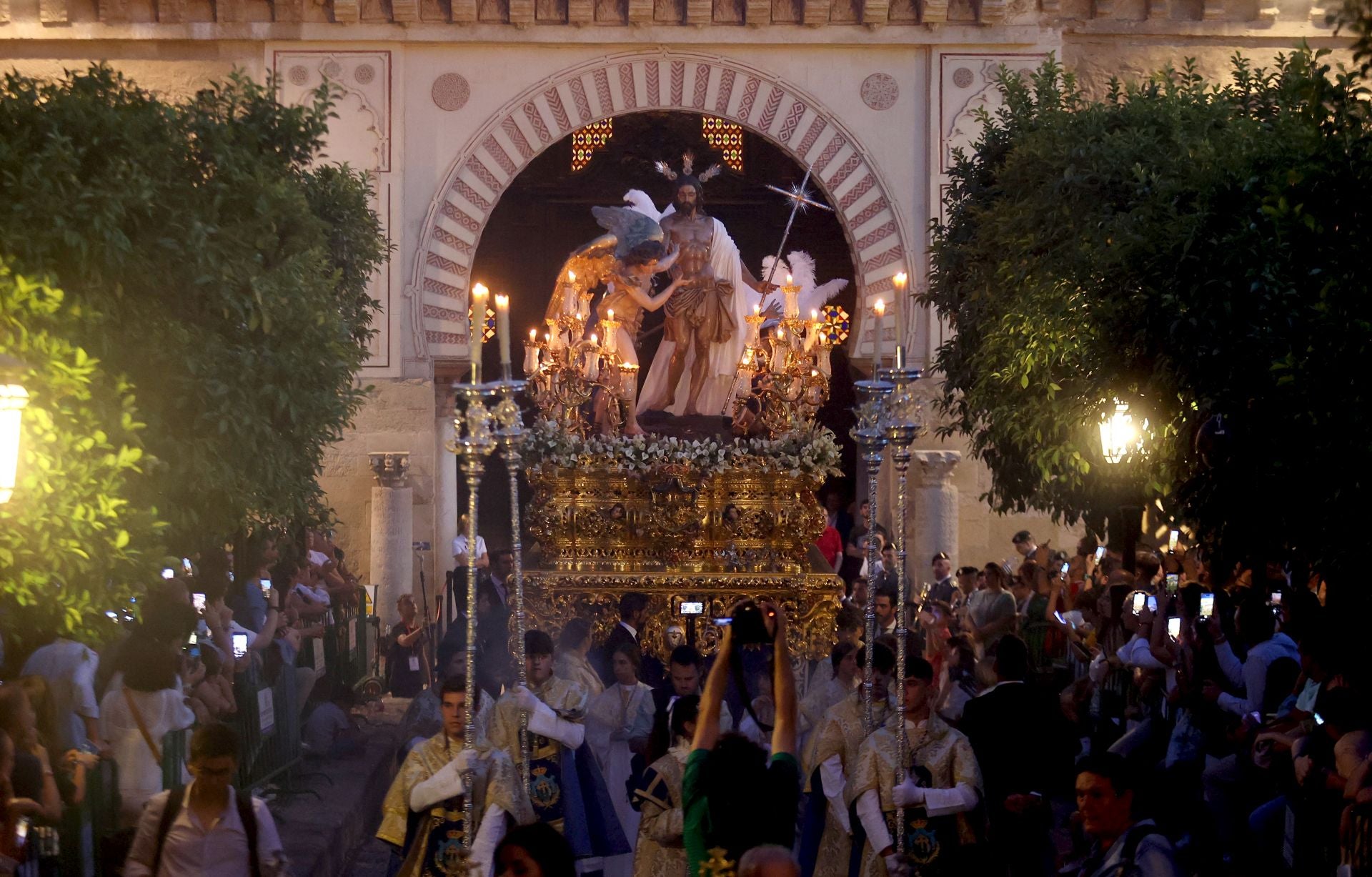 El triunfal regreso de las cofradías tras el Vía Crucis Magno de Córdoba, en imágenes