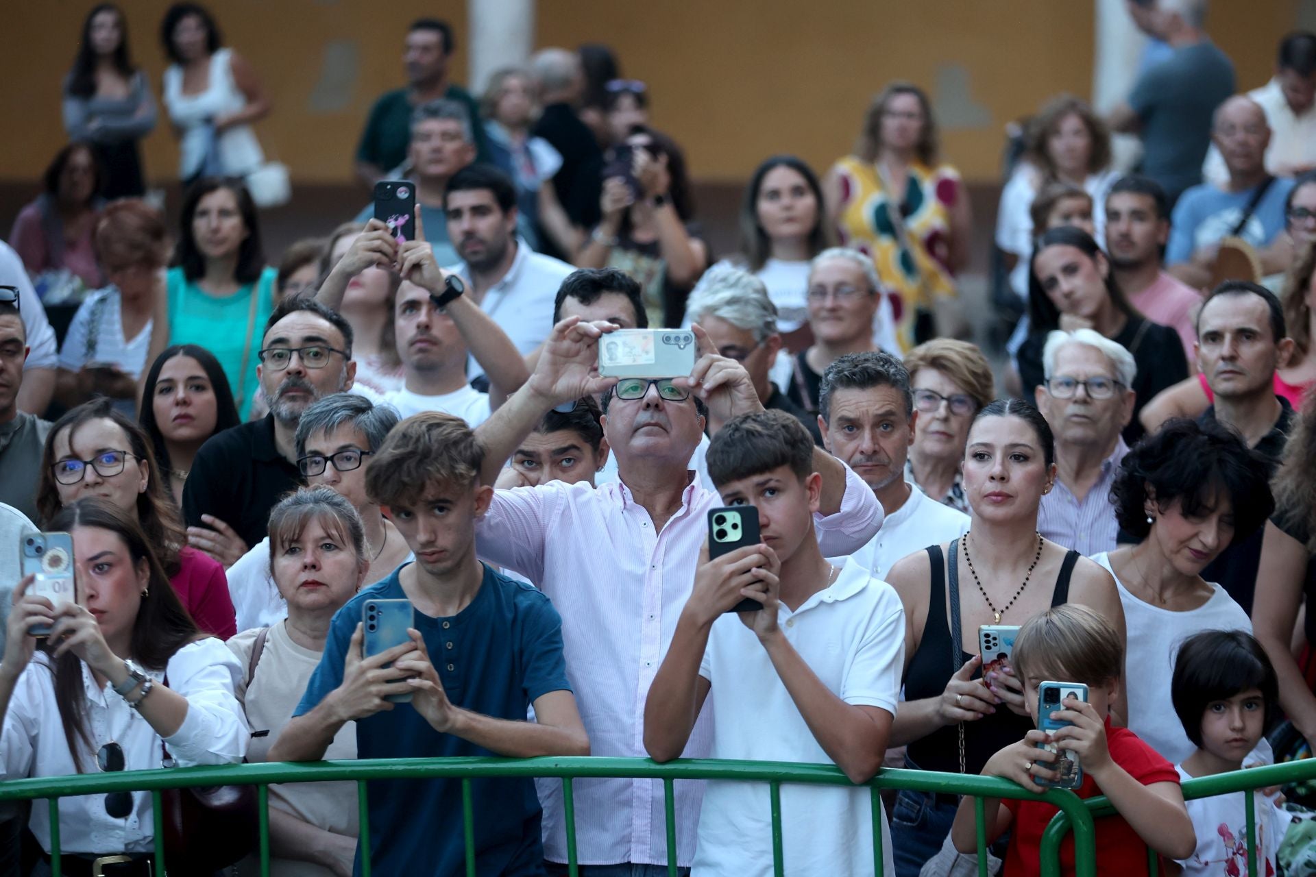 El triunfal regreso de las cofradías tras el Vía Crucis Magno de Córdoba, en imágenes