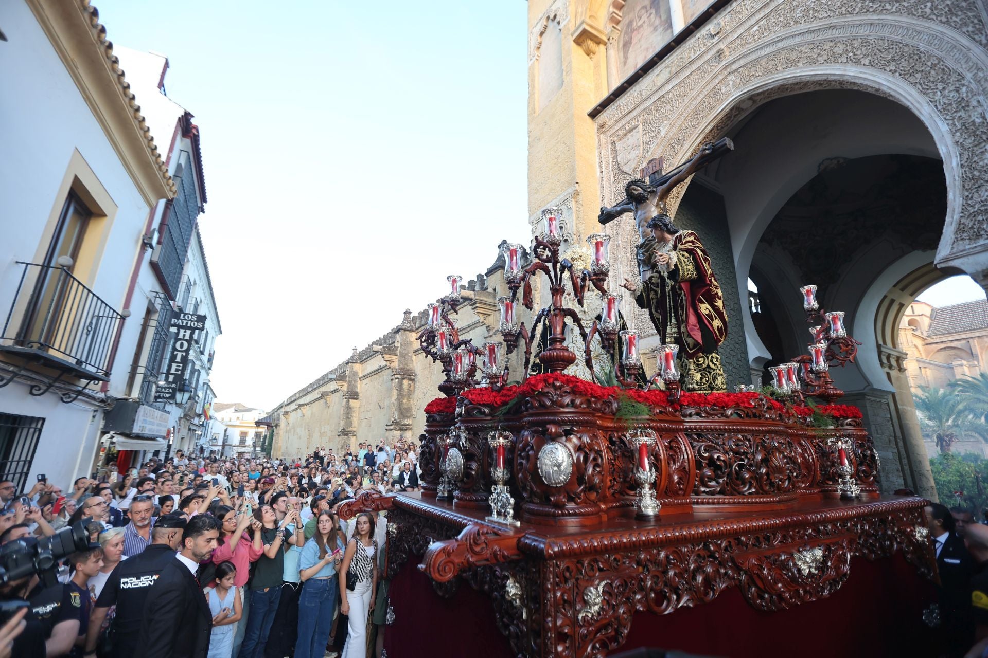 El triunfal regreso de las cofradías tras el Vía Crucis Magno de Córdoba, en imágenes