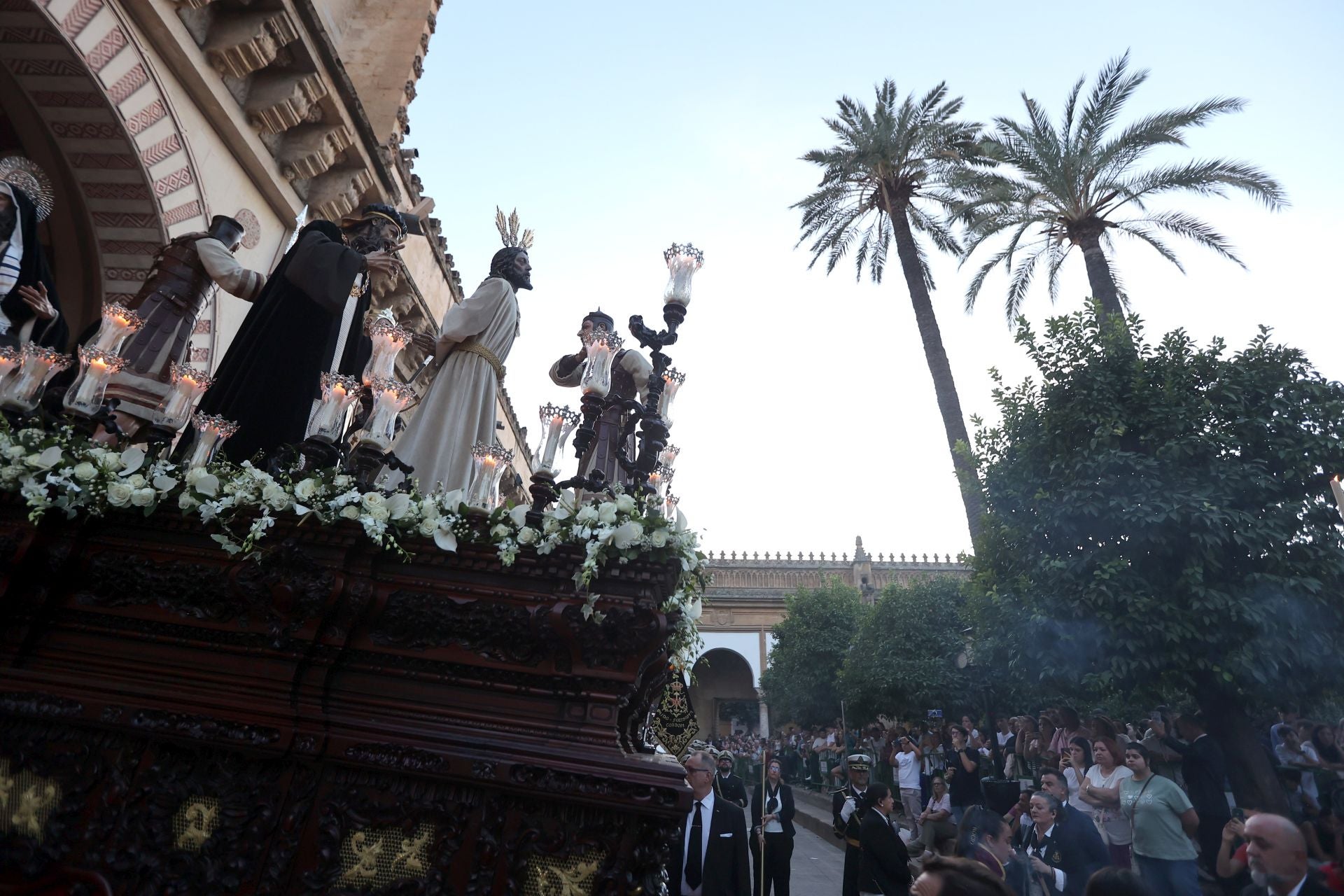 El triunfal regreso de las cofradías tras el Vía Crucis Magno de Córdoba, en imágenes