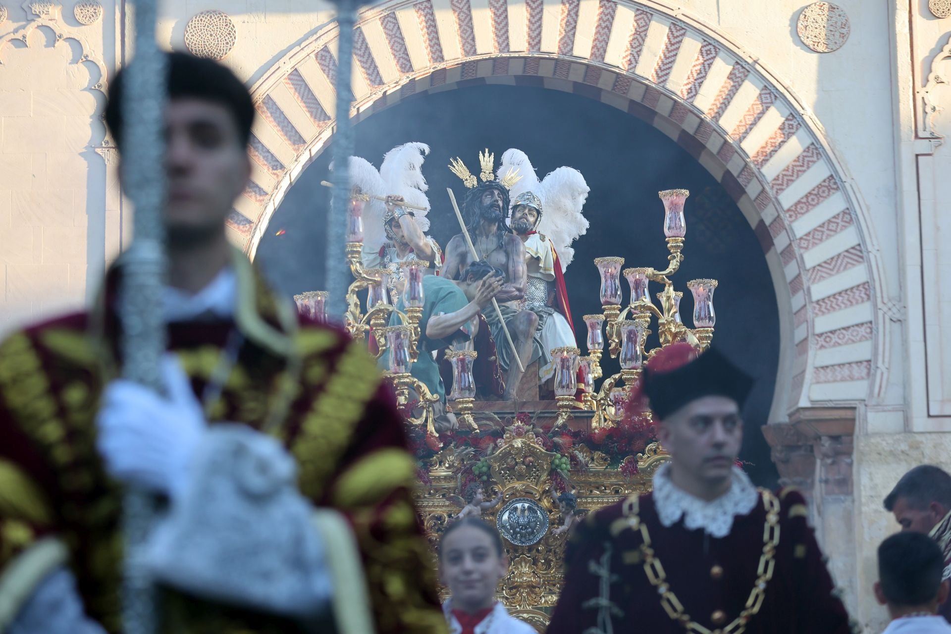 El triunfal regreso de las cofradías tras el Vía Crucis Magno de Córdoba, en imágenes
