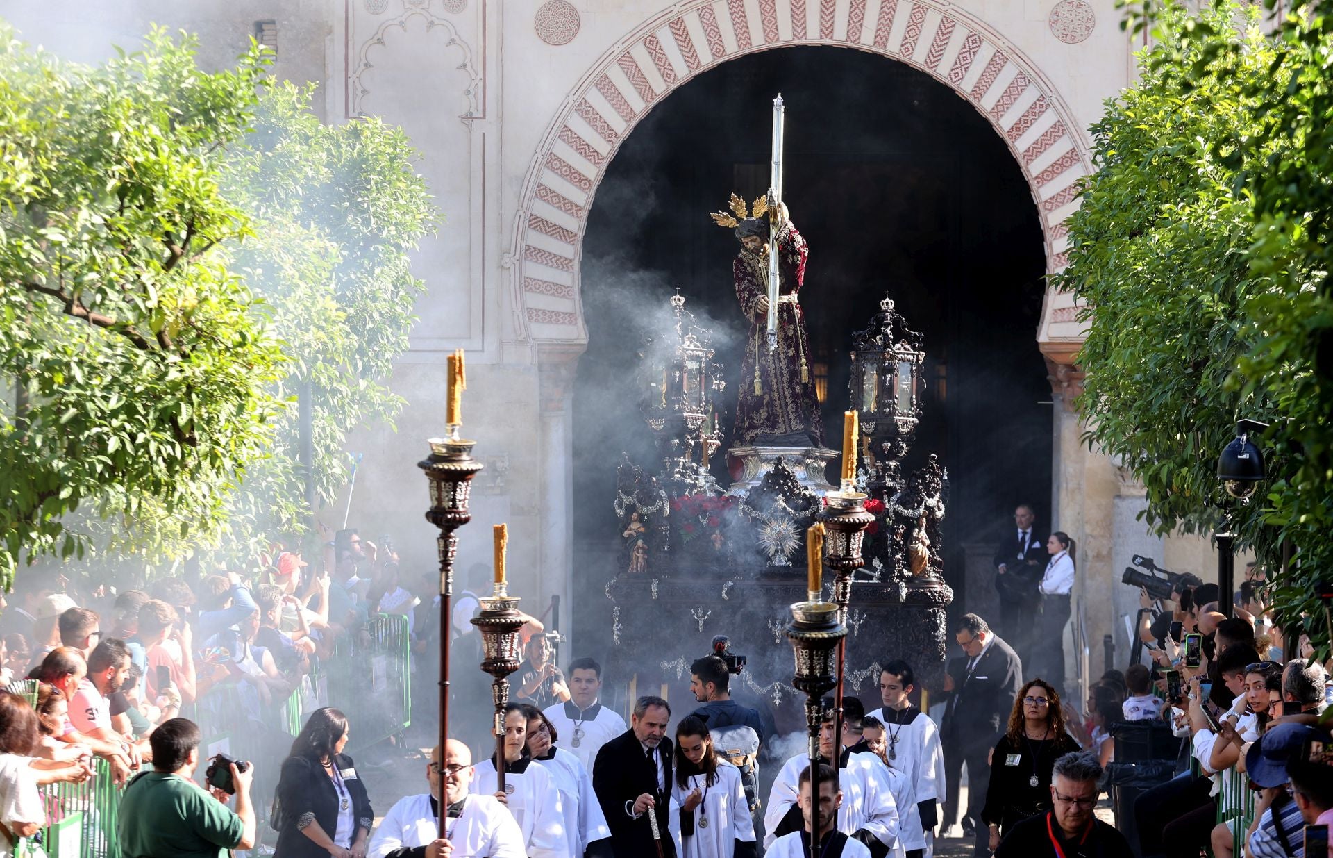 El triunfal regreso de las cofradías tras el Vía Crucis Magno de Córdoba, en imágenes