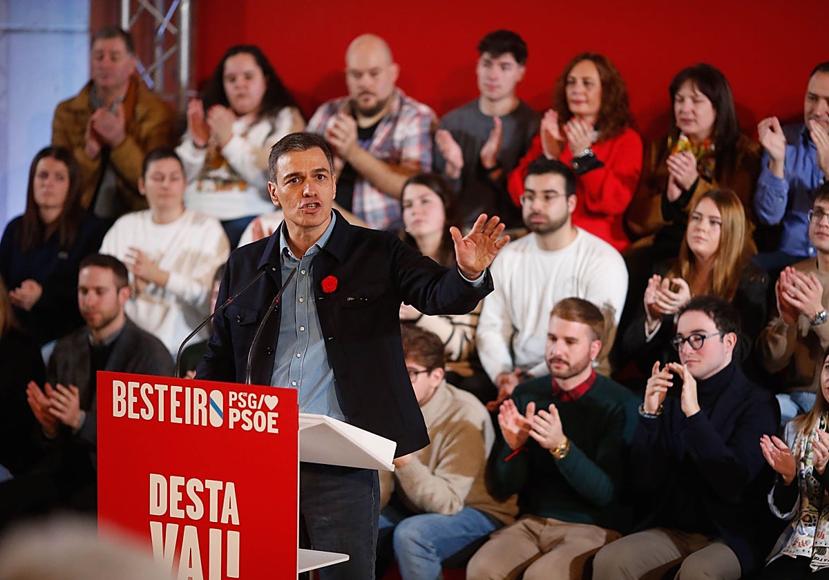 Pedro Sánchez en un acto con afiliados jóvenes en la campaña gallega