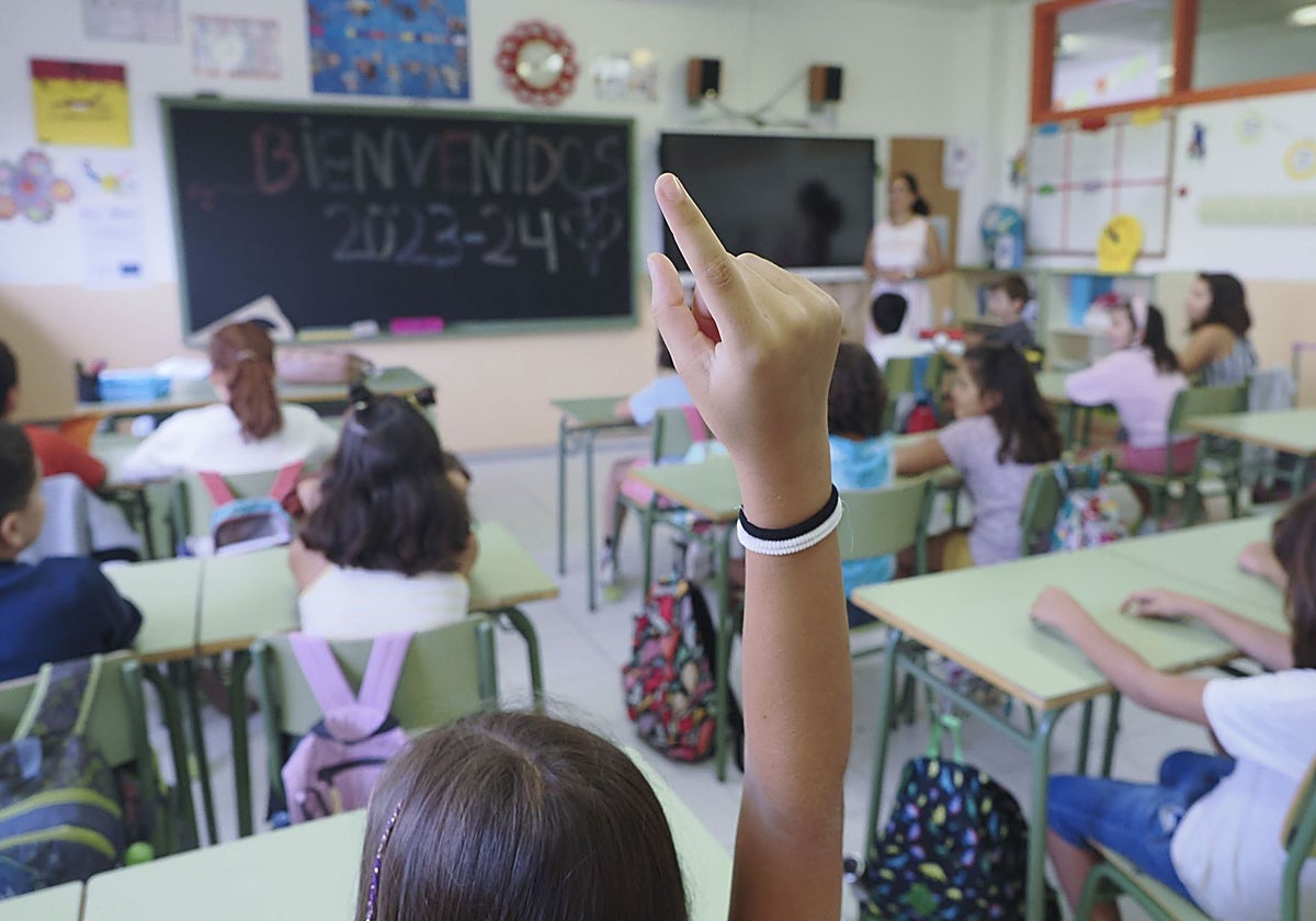 Unos alumnos asisten a su primer día de clase, en el curso 2023/2024