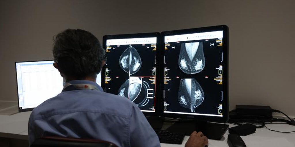 El PSOE utiliza el Día del Cáncer de Mama para arremeter contra Juanma Moreno