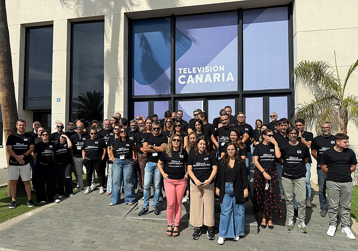 Los trabajadores de RTVC, de negro, en señal de protesta