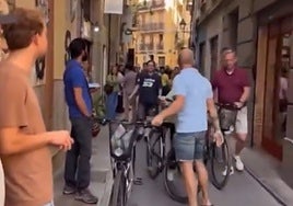 Abucheos de peatones a turistas en bici por una calle estrecha de Valencia: «¡Fuera, fuera, 'go home'!»