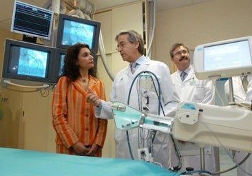 Montero, en una visita al Virgen del Rocío en el año 2004 como consejera de Salud