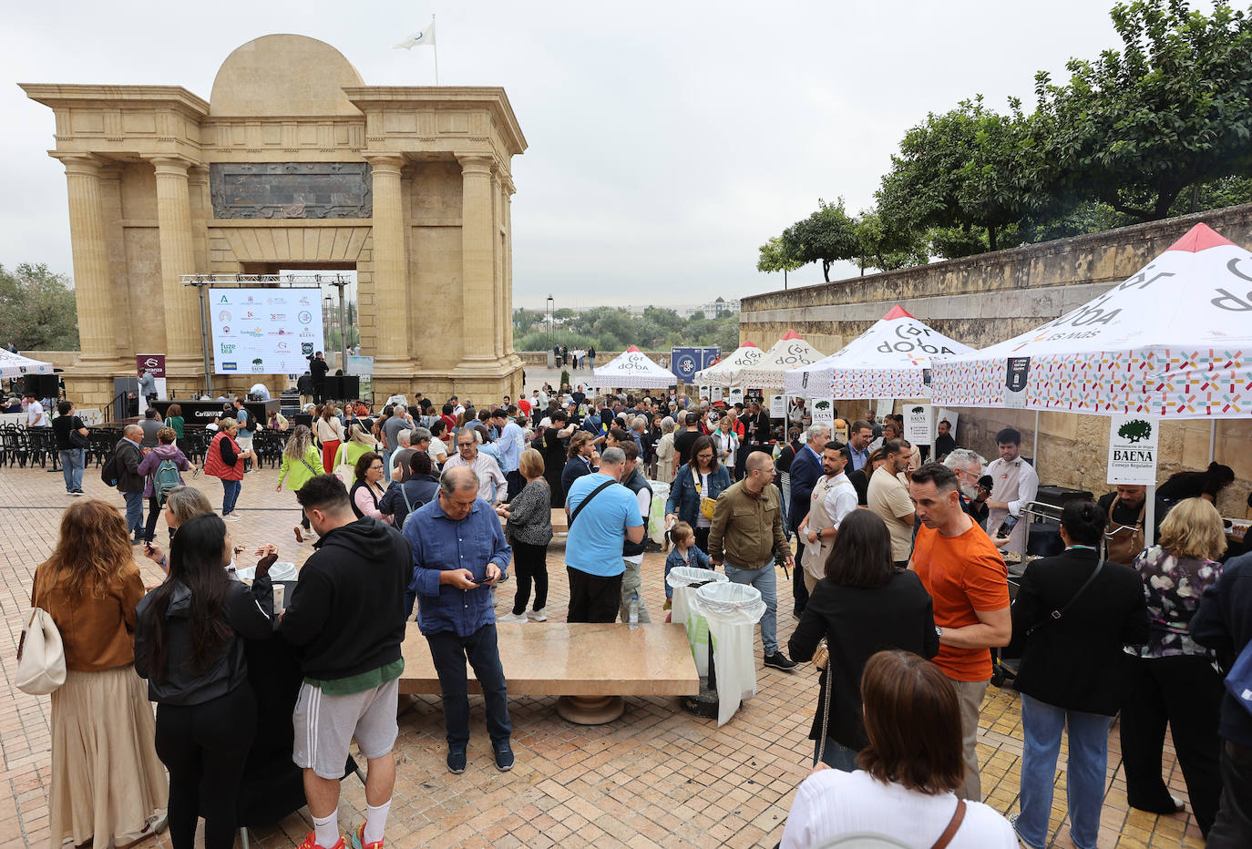Las mejores imágenes del &#039;Califato in the Street&#039; en la Puerta del Puente de Córdoba