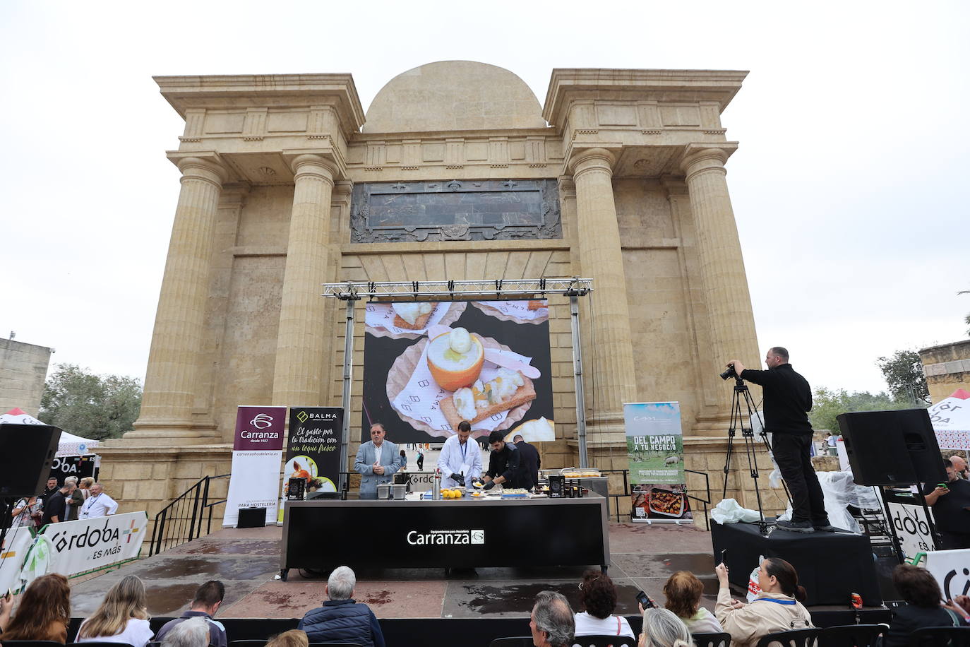 Las mejores imágenes del &#039;Califato in the Street&#039; en la Puerta del Puente de Córdoba